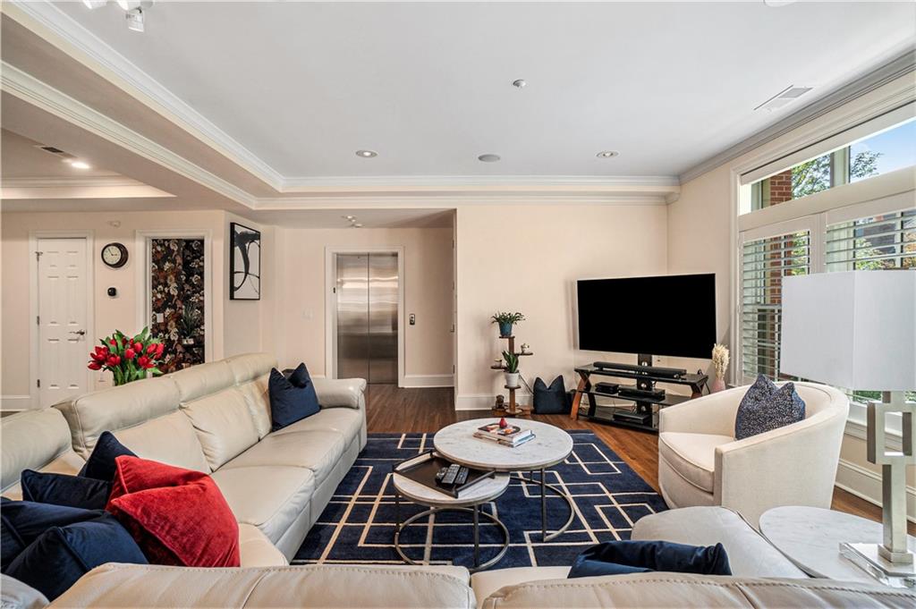 4937 Wyandotte Street Unit: 200