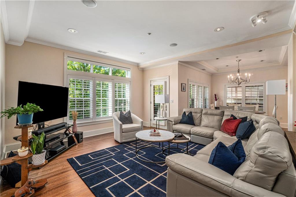 4937 Wyandotte Street Unit: 200