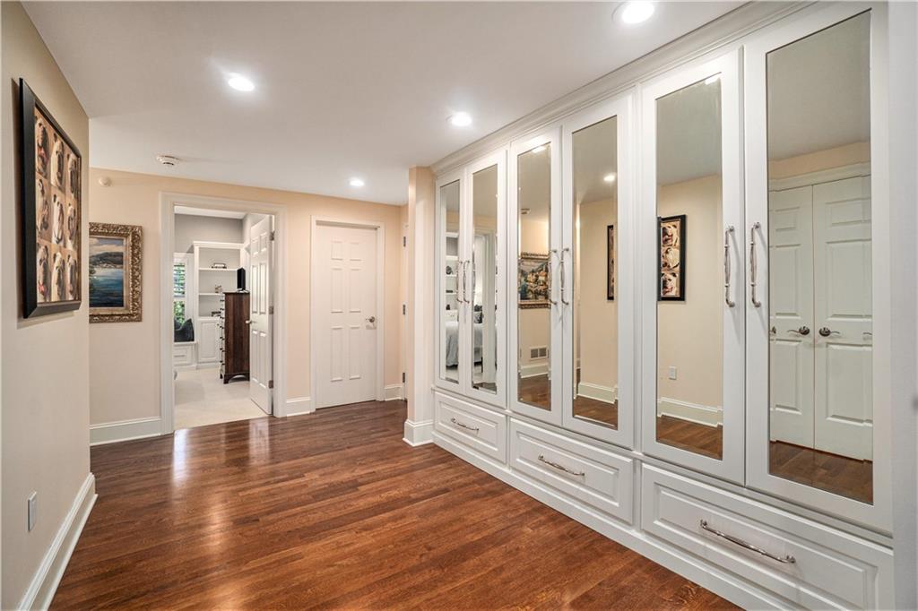 4937 Wyandotte Street Unit: 200