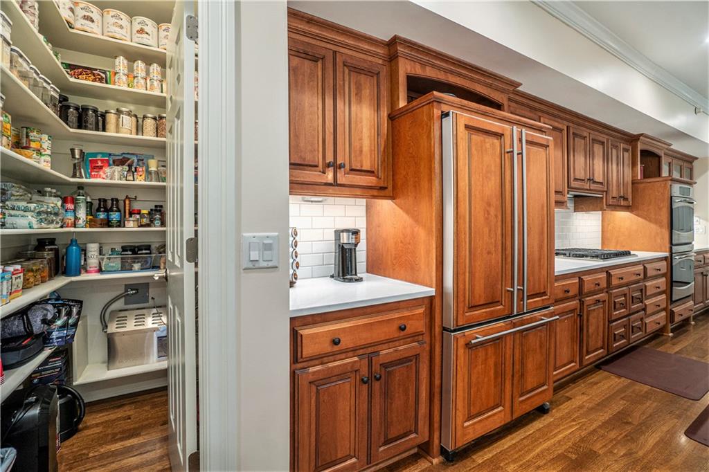 4937 Wyandotte Street Unit: 200