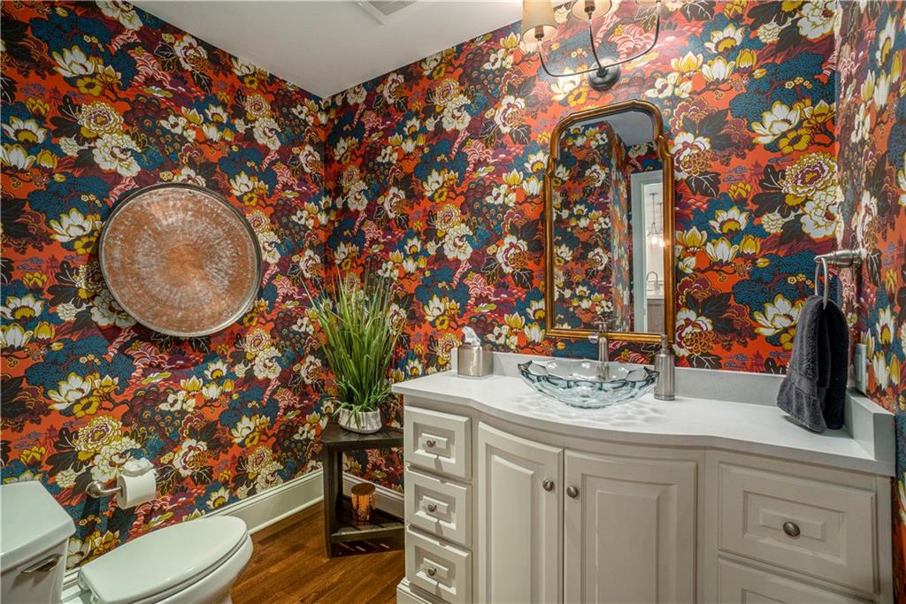 4937 Wyandotte Street Unit: 200