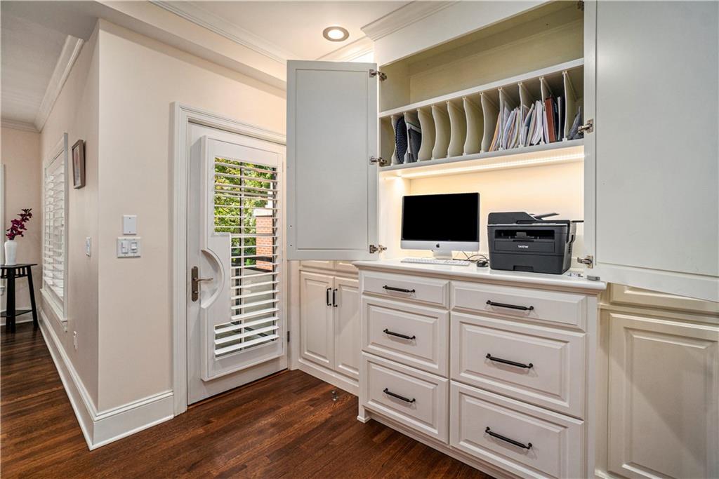 4937 Wyandotte Street Unit: 200