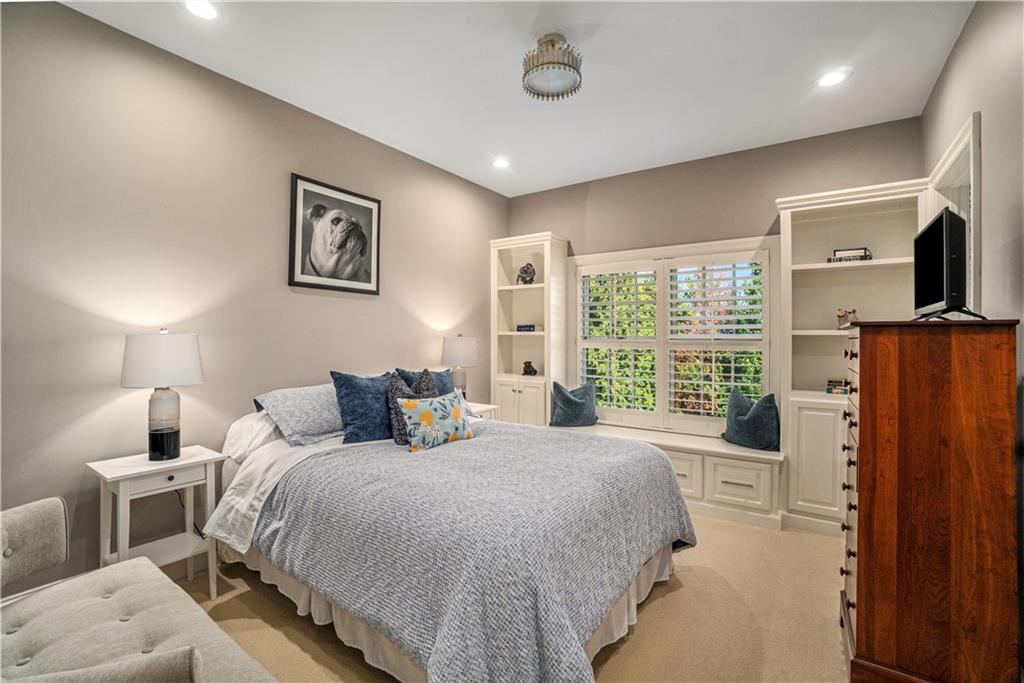 4937 Wyandotte Street Unit: 200