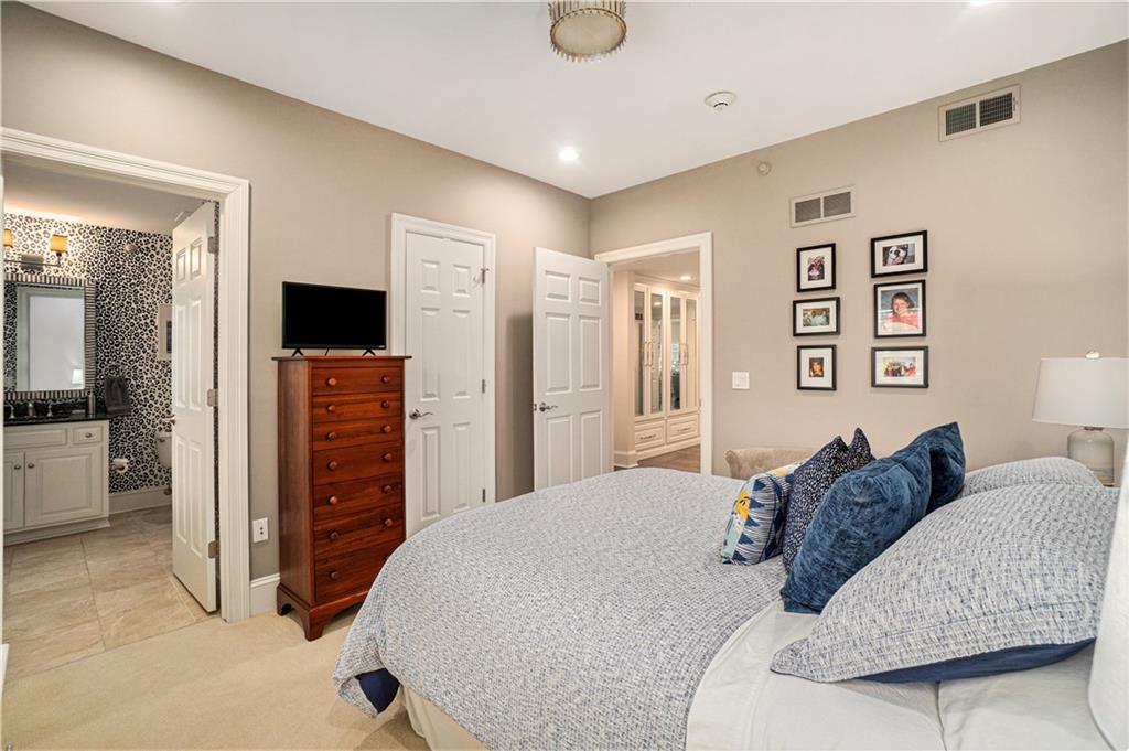 4937 Wyandotte Street Unit: 200