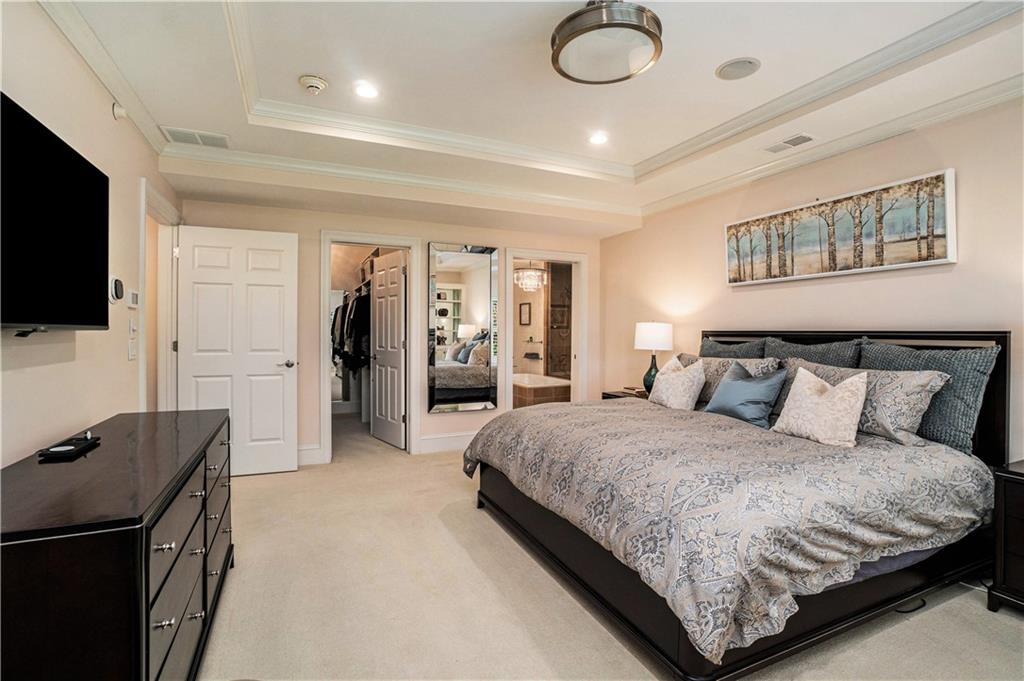 4937 Wyandotte Street Unit: 200