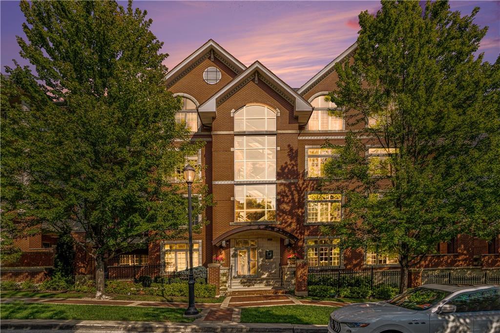 4937 Wyandotte Street Unit: 200