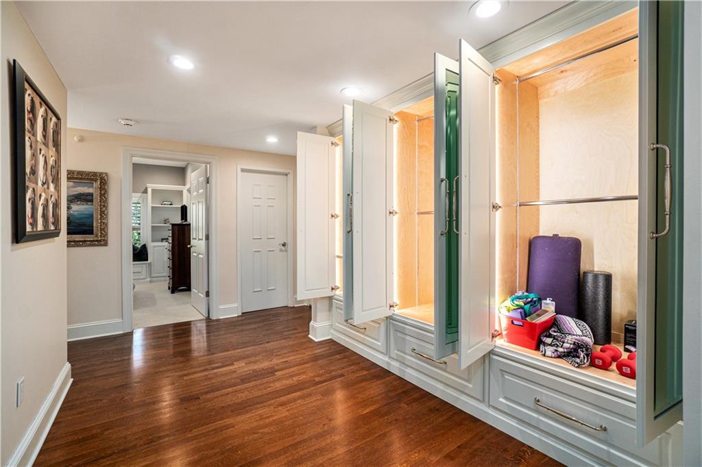 4937 Wyandotte Street Unit: 200