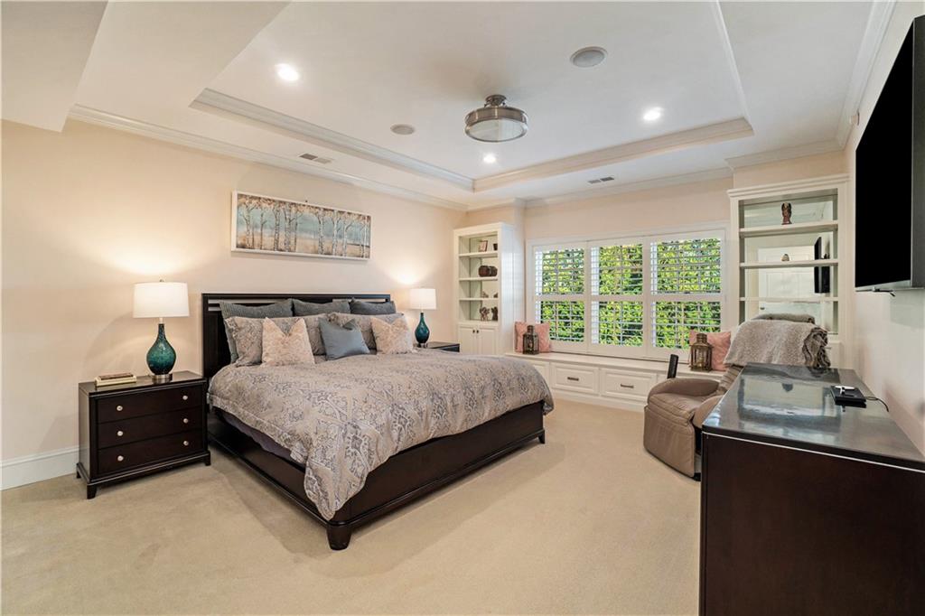 4937 Wyandotte Street Unit: 200