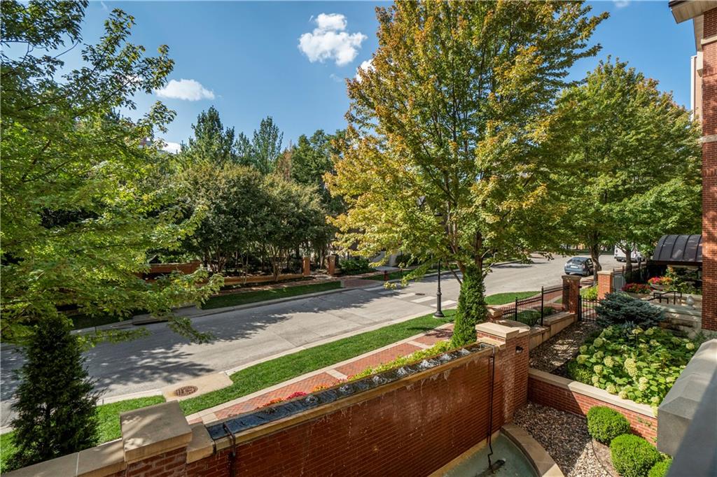 4937 Wyandotte Street Unit: 200