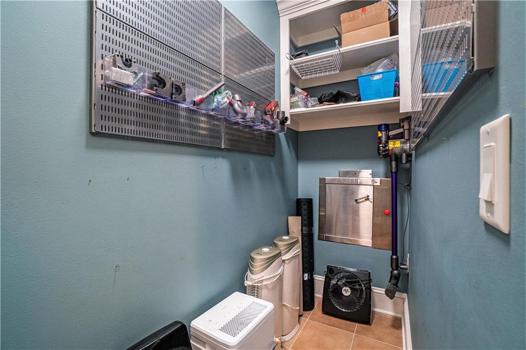 4937 Wyandotte Street Unit: 200