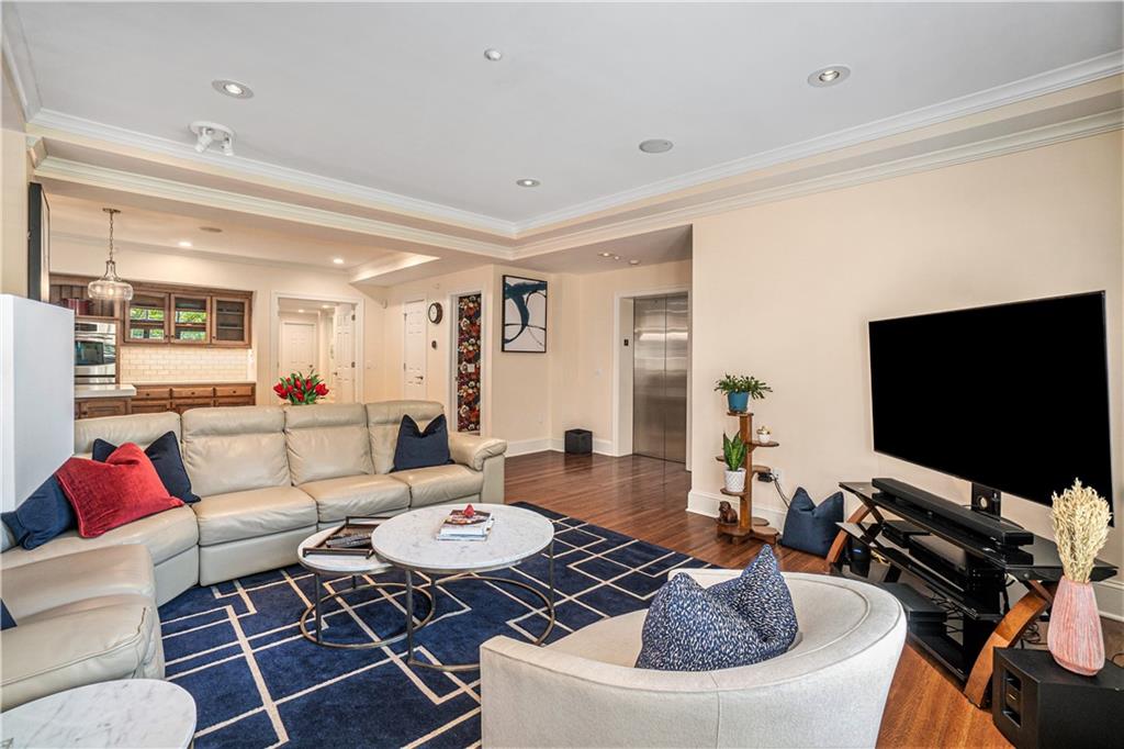 4937 Wyandotte Street Unit: 200