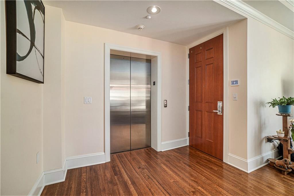 4937 Wyandotte Street Unit: 200