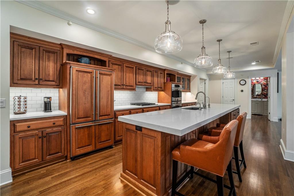 4937 Wyandotte Street Unit: 200