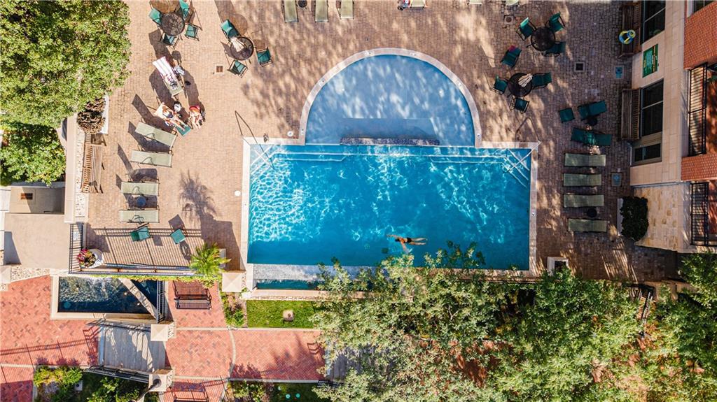 4937 Wyandotte Street Unit: 200