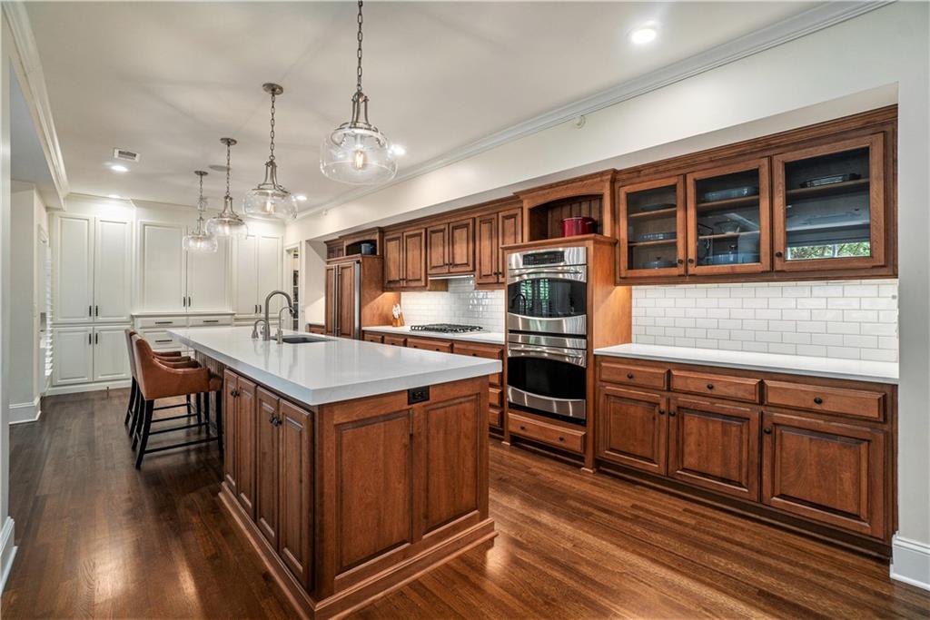 4937 Wyandotte Street Unit: 200