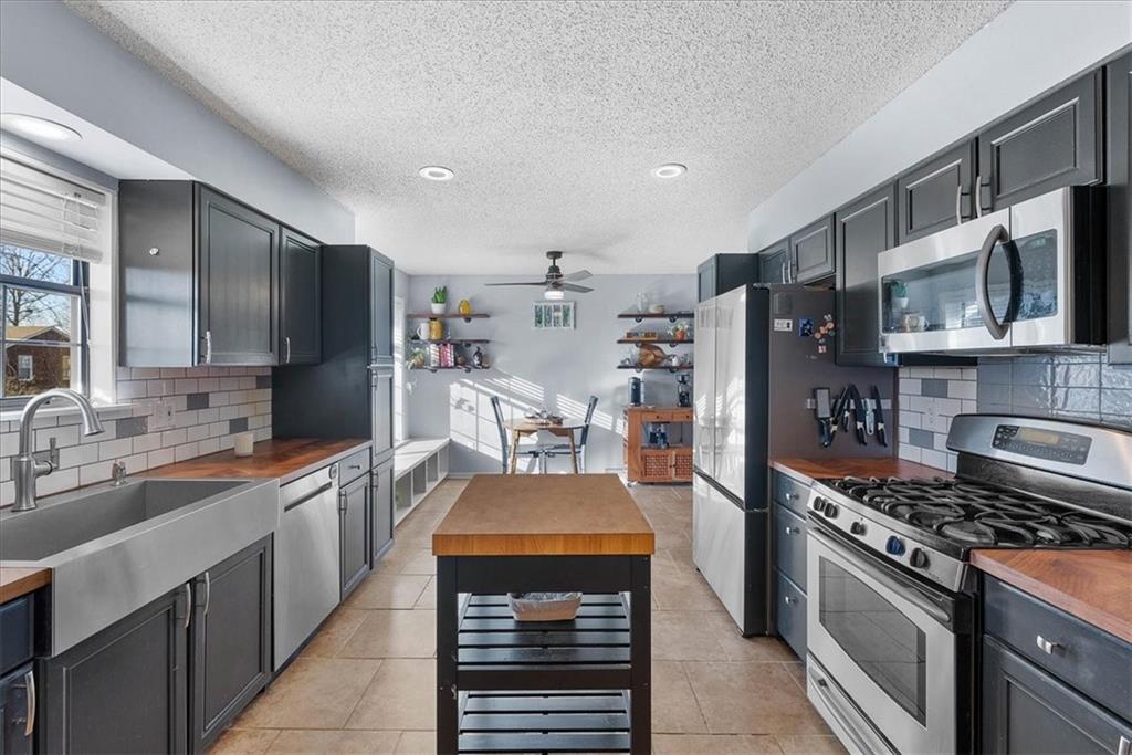 1609 NE Ridgeview Drive