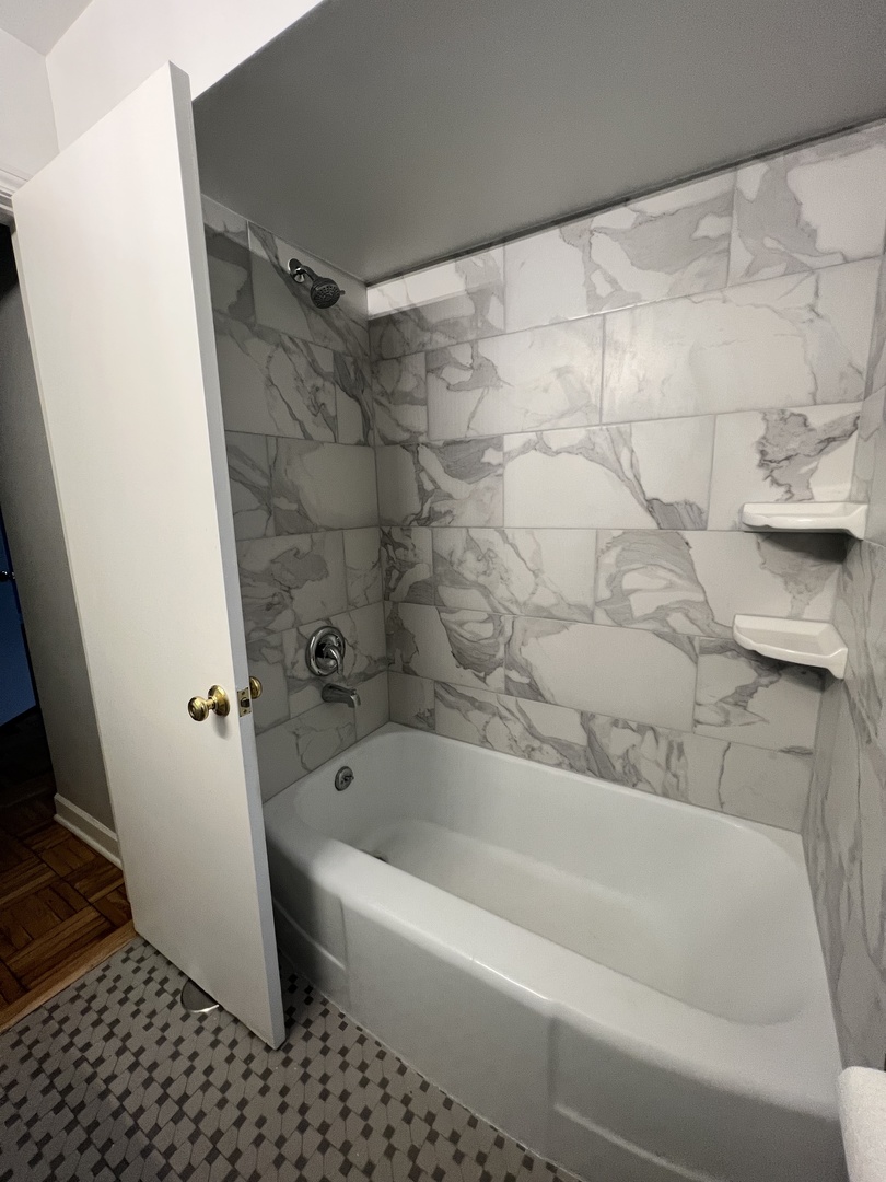 1408 Hinman Avenue Unit: 1W