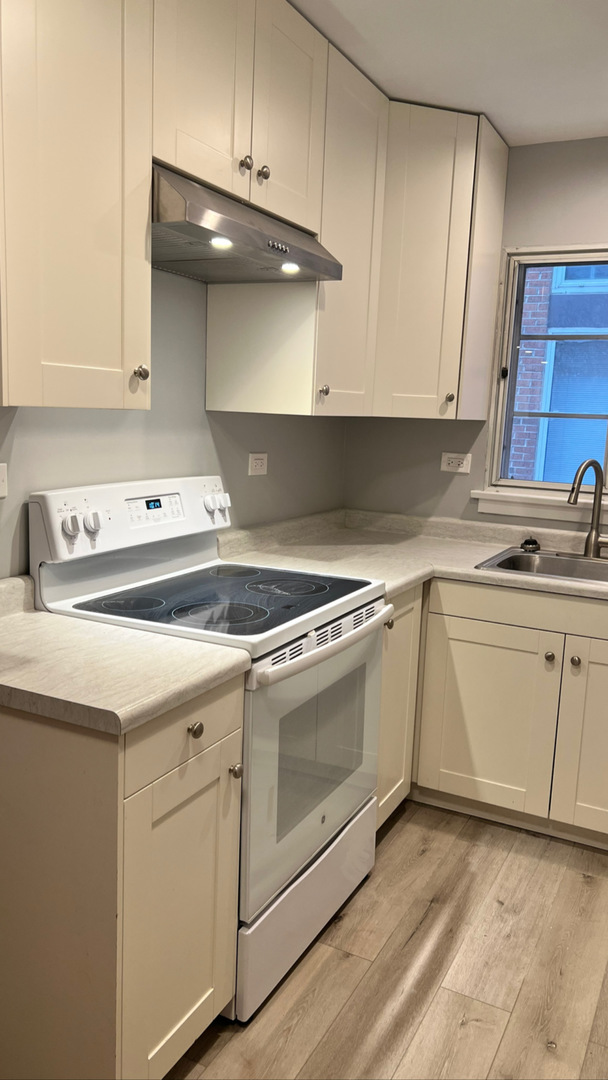 1408 Hinman Avenue Unit: 1W