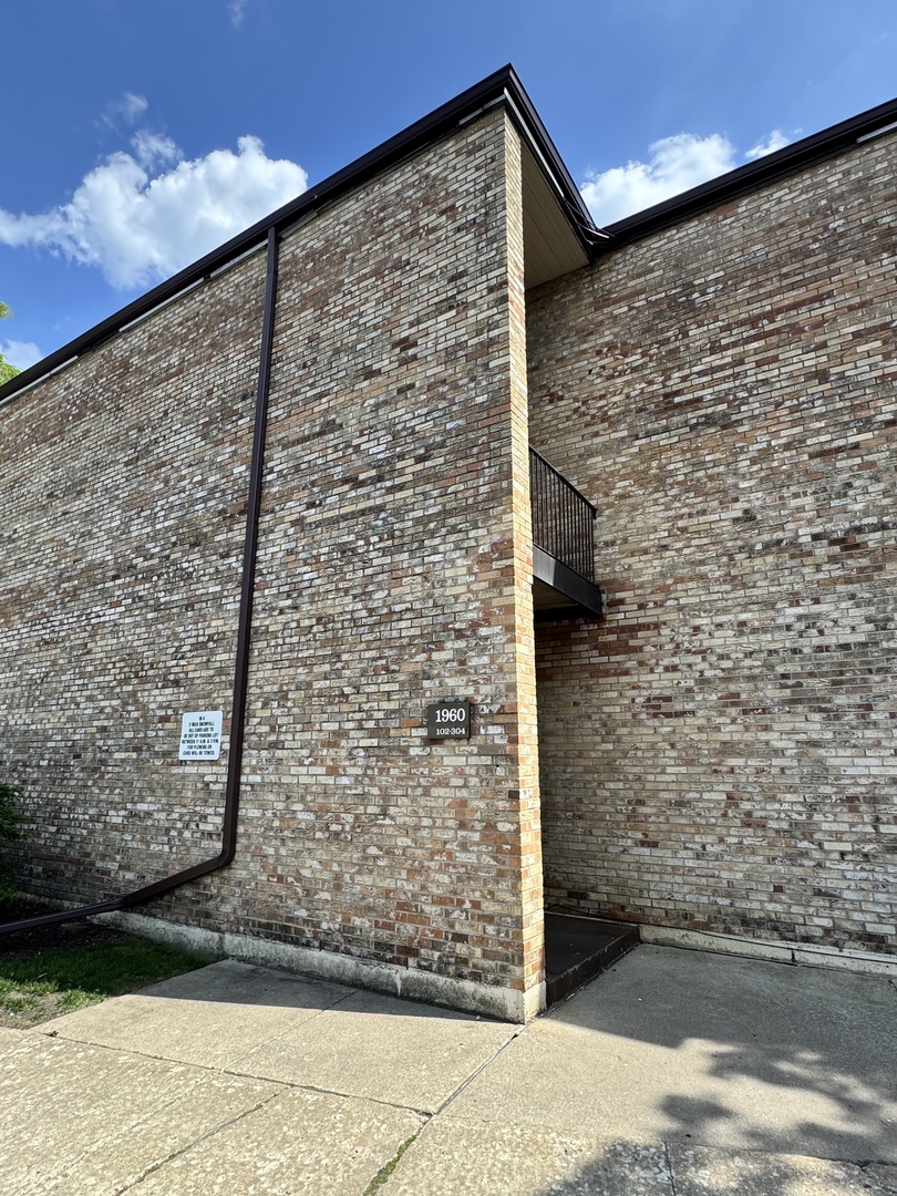 1960 Cherry Lane Unit: 303