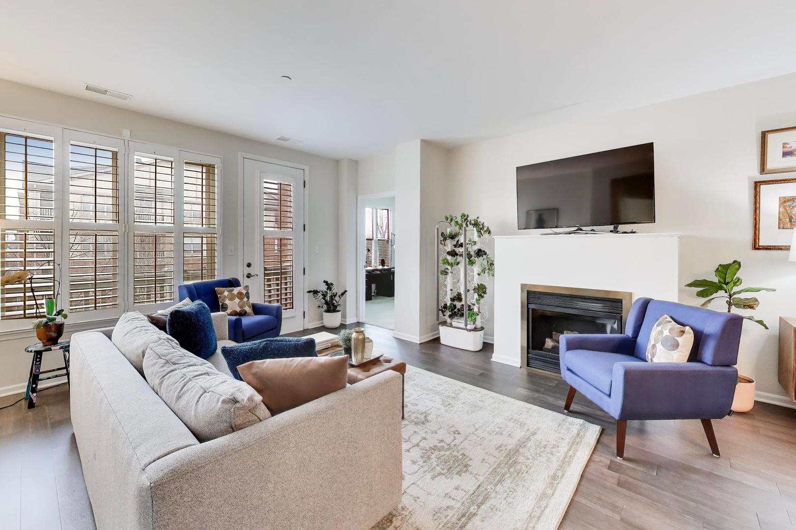 1914 Farnsworth Lane Unit: 208