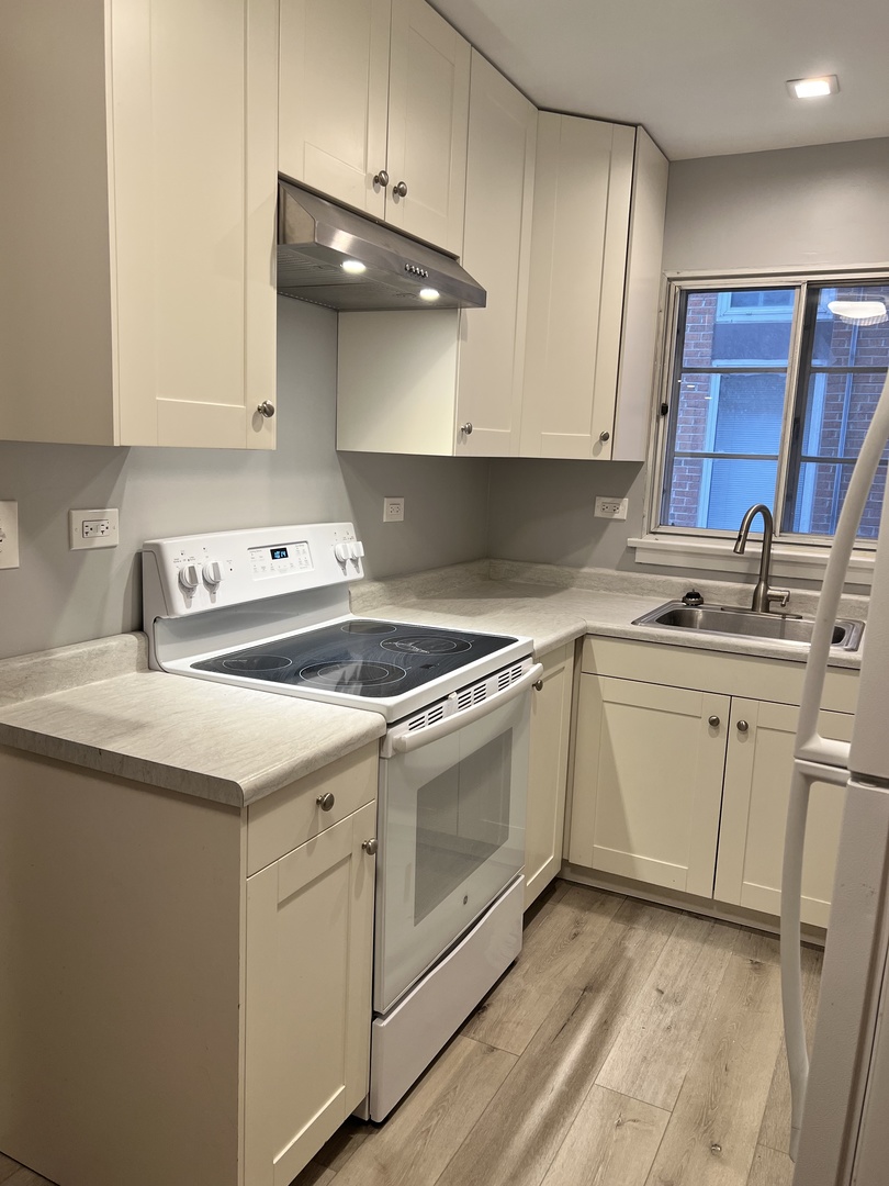 1408 Hinman Avenue Unit: 1W