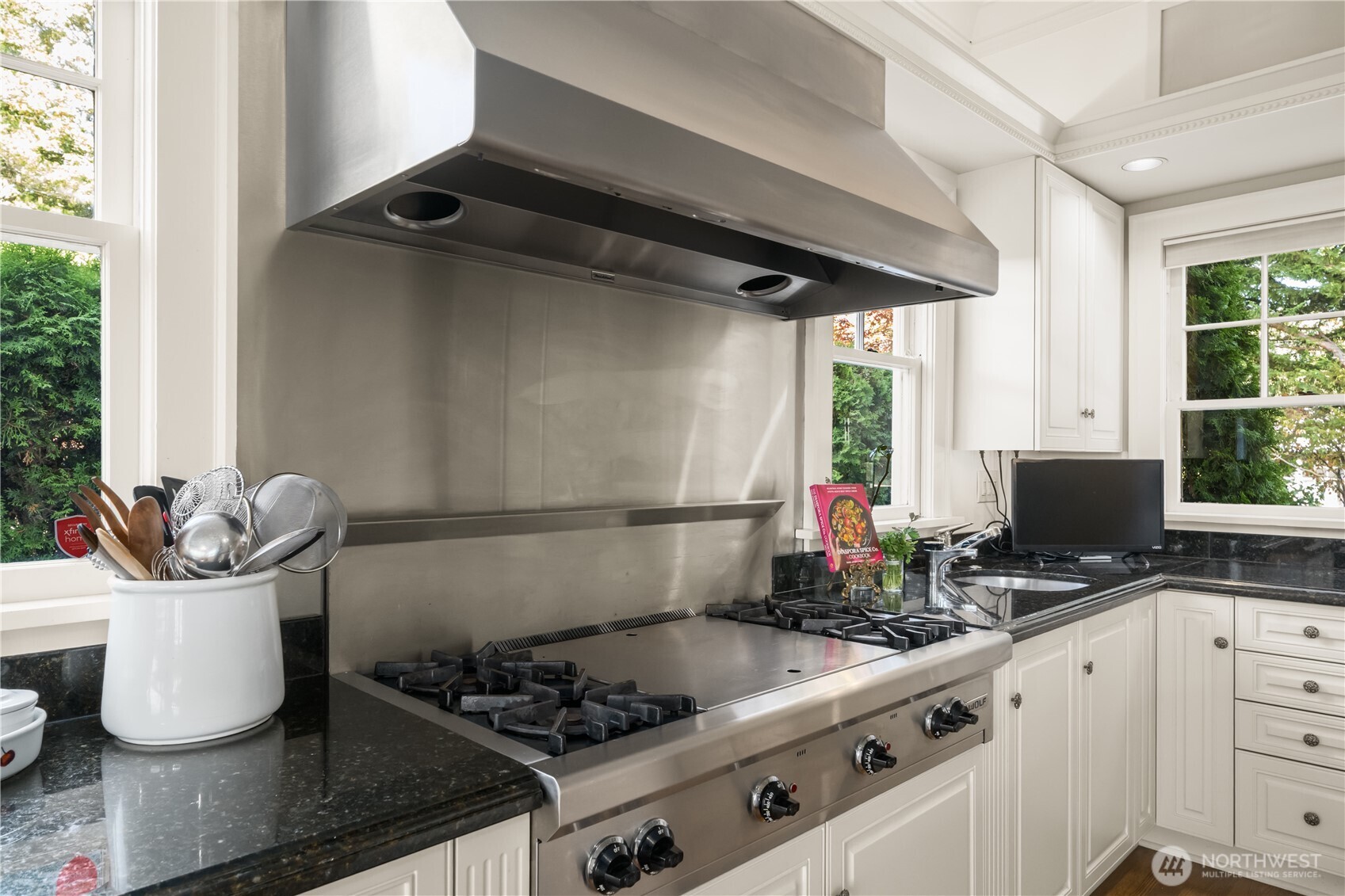 3233 Magnolia Boulevard W