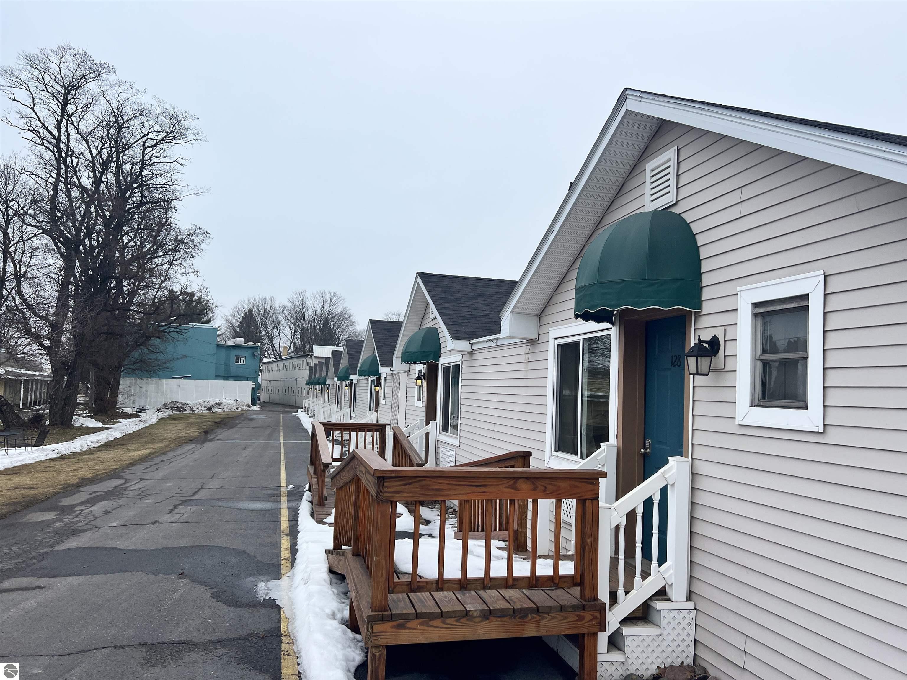 327 W Portage