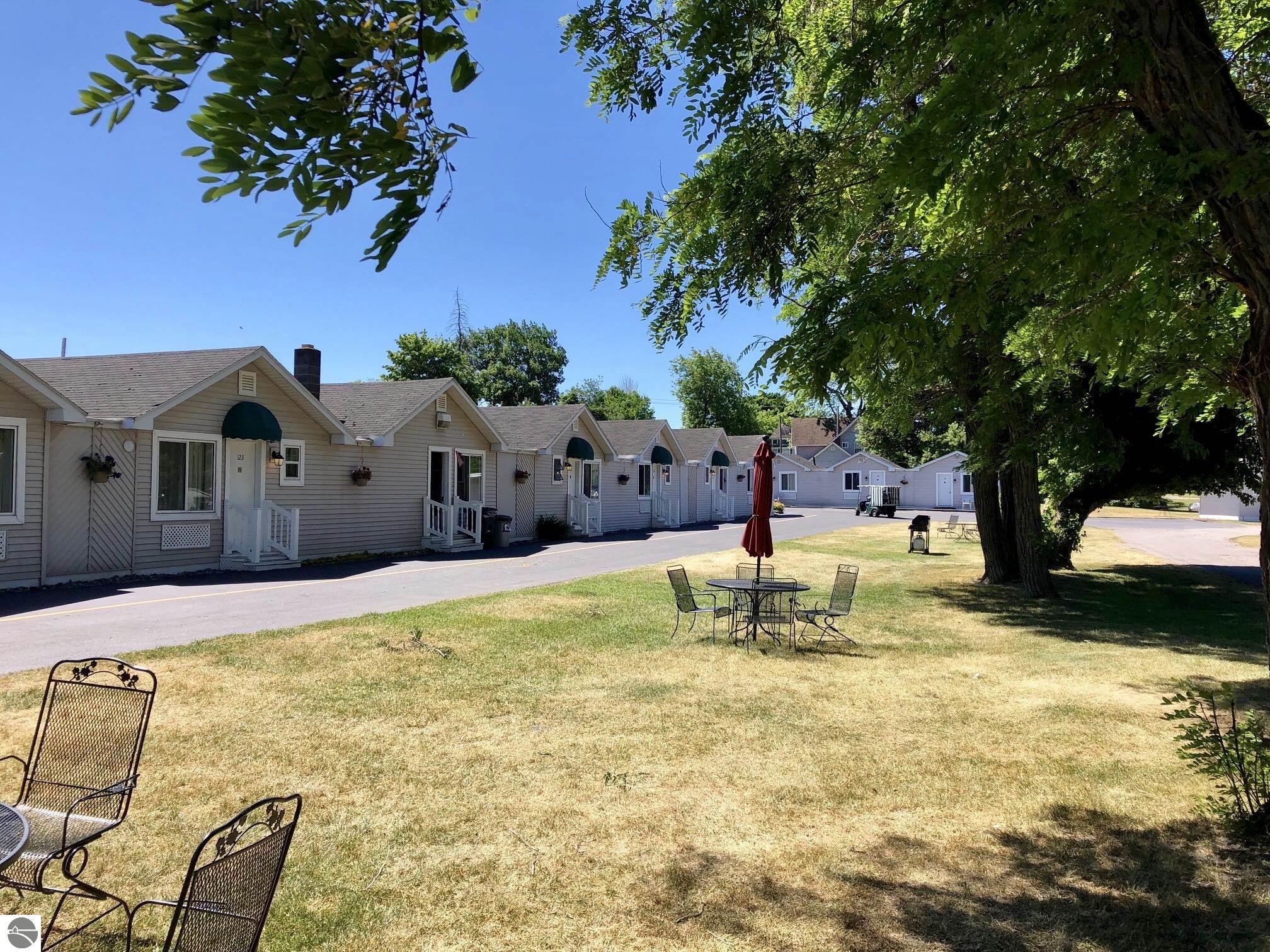 327 W Portage