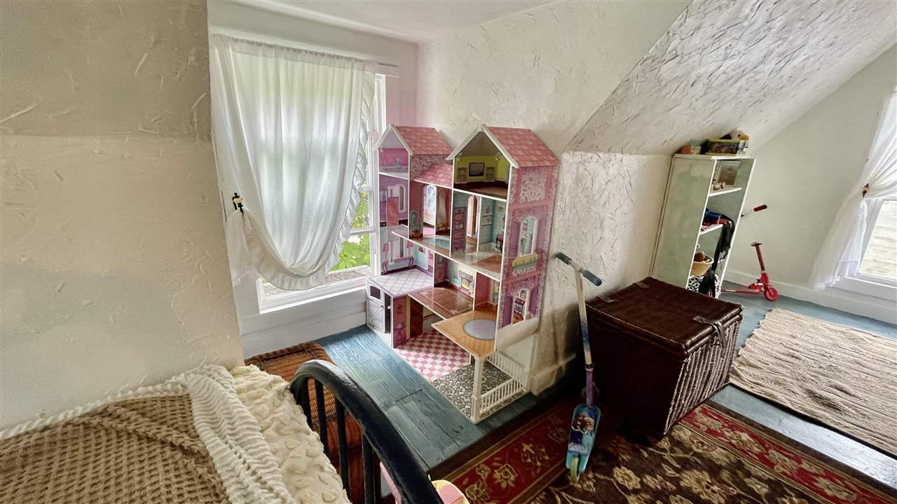 112 W Upright Street