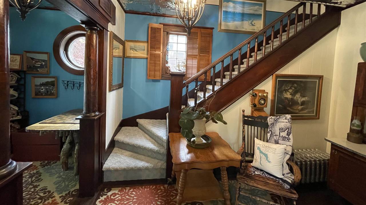 112 W Upright Street