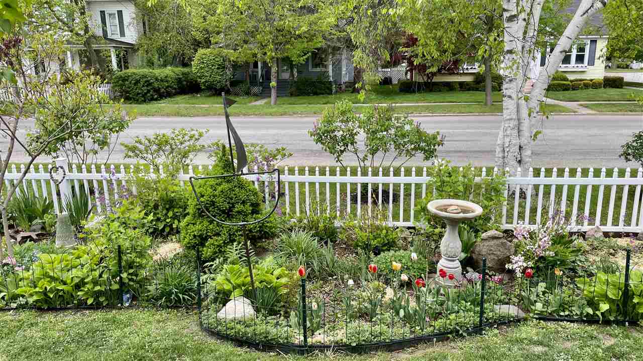 112 W Upright Street