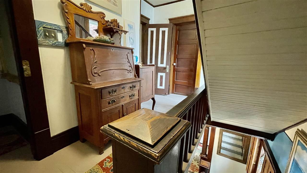 112 W Upright Street
