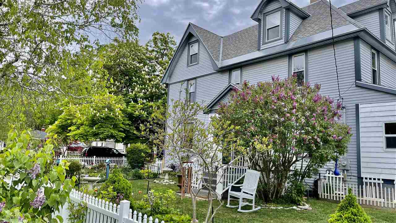 112 W Upright Street