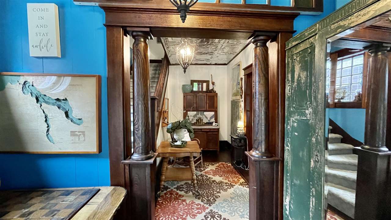 112 W Upright Street