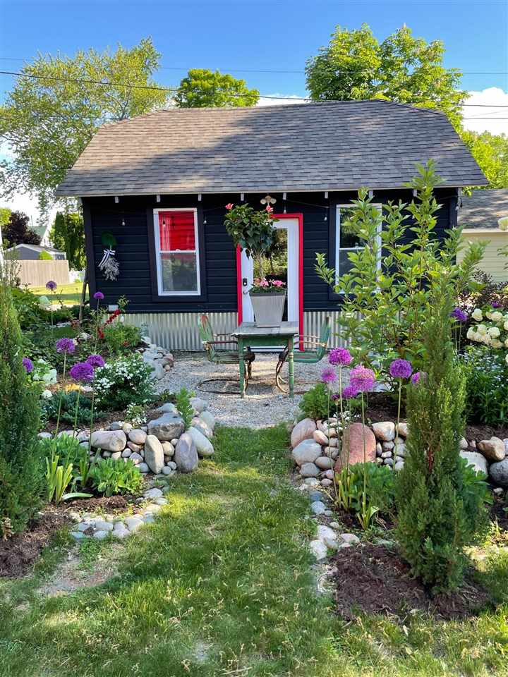 118 E Hurlbut Avenue