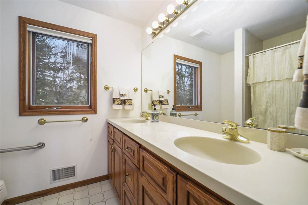 659 E Deer Lake