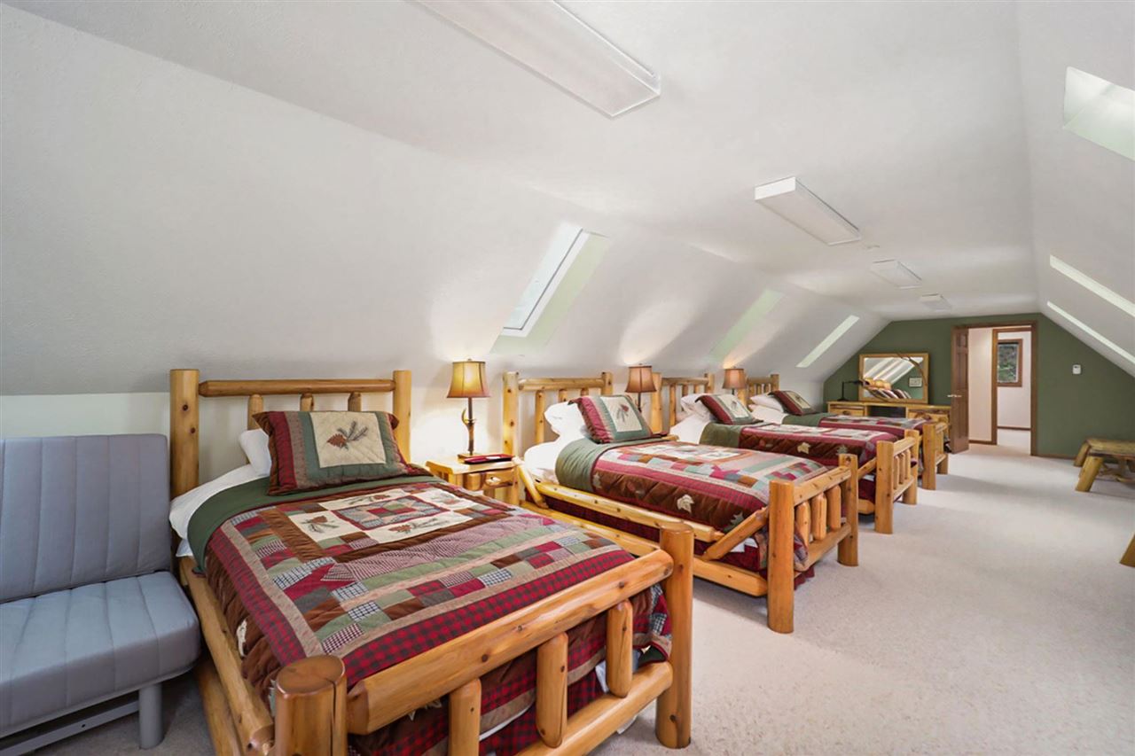 659 E Deer Lake