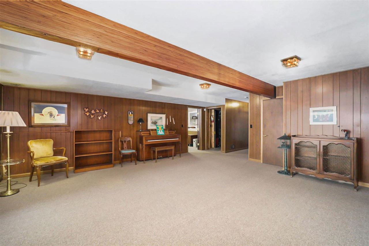 659 E Deer Lake
