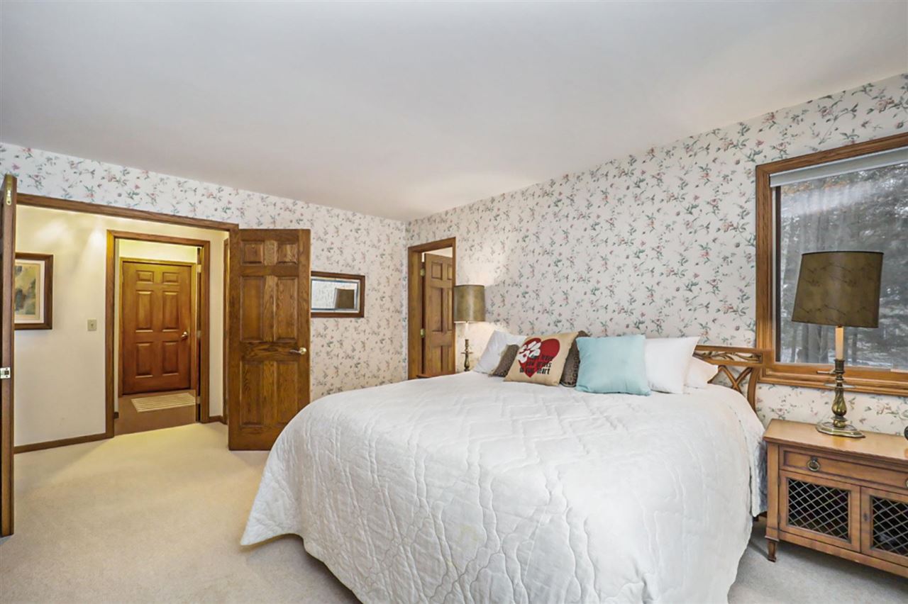 659 E Deer Lake