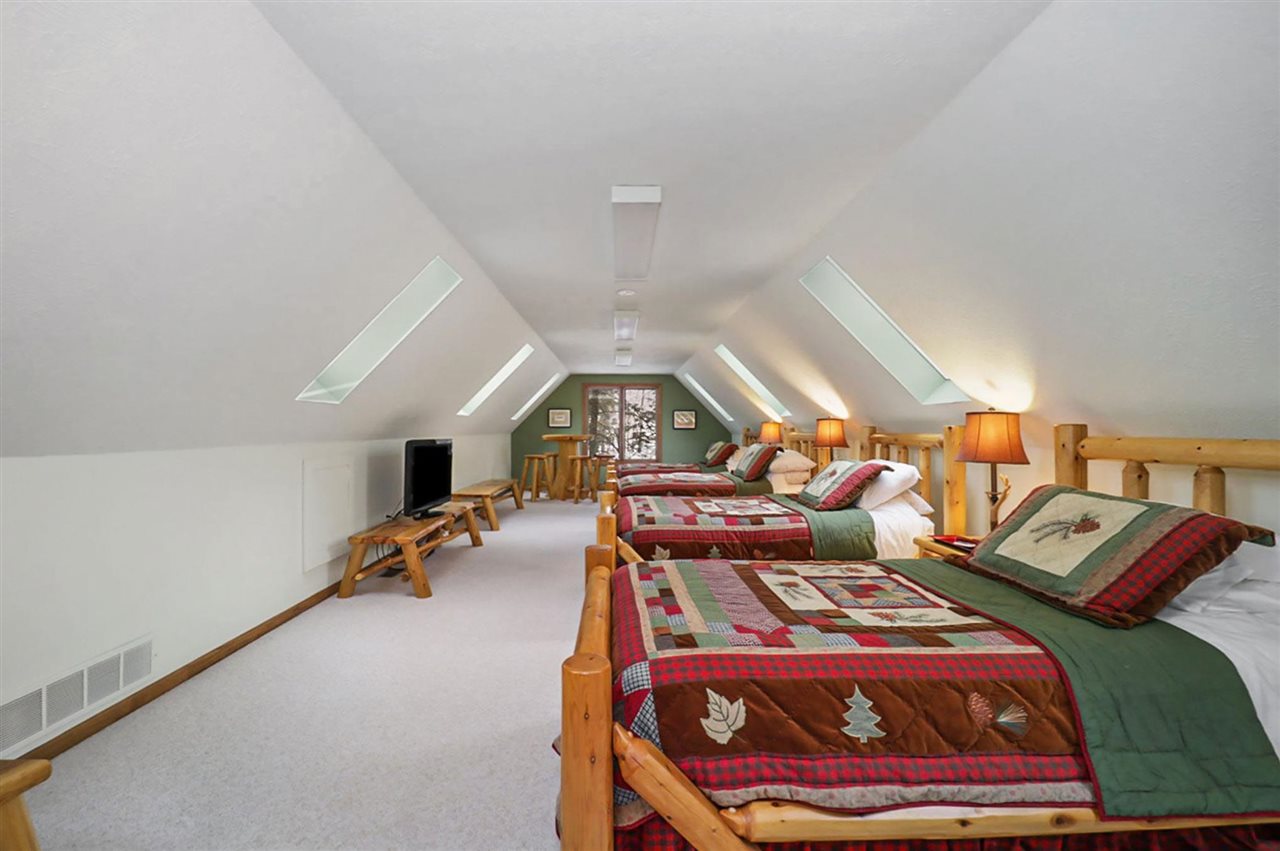 659 E Deer Lake