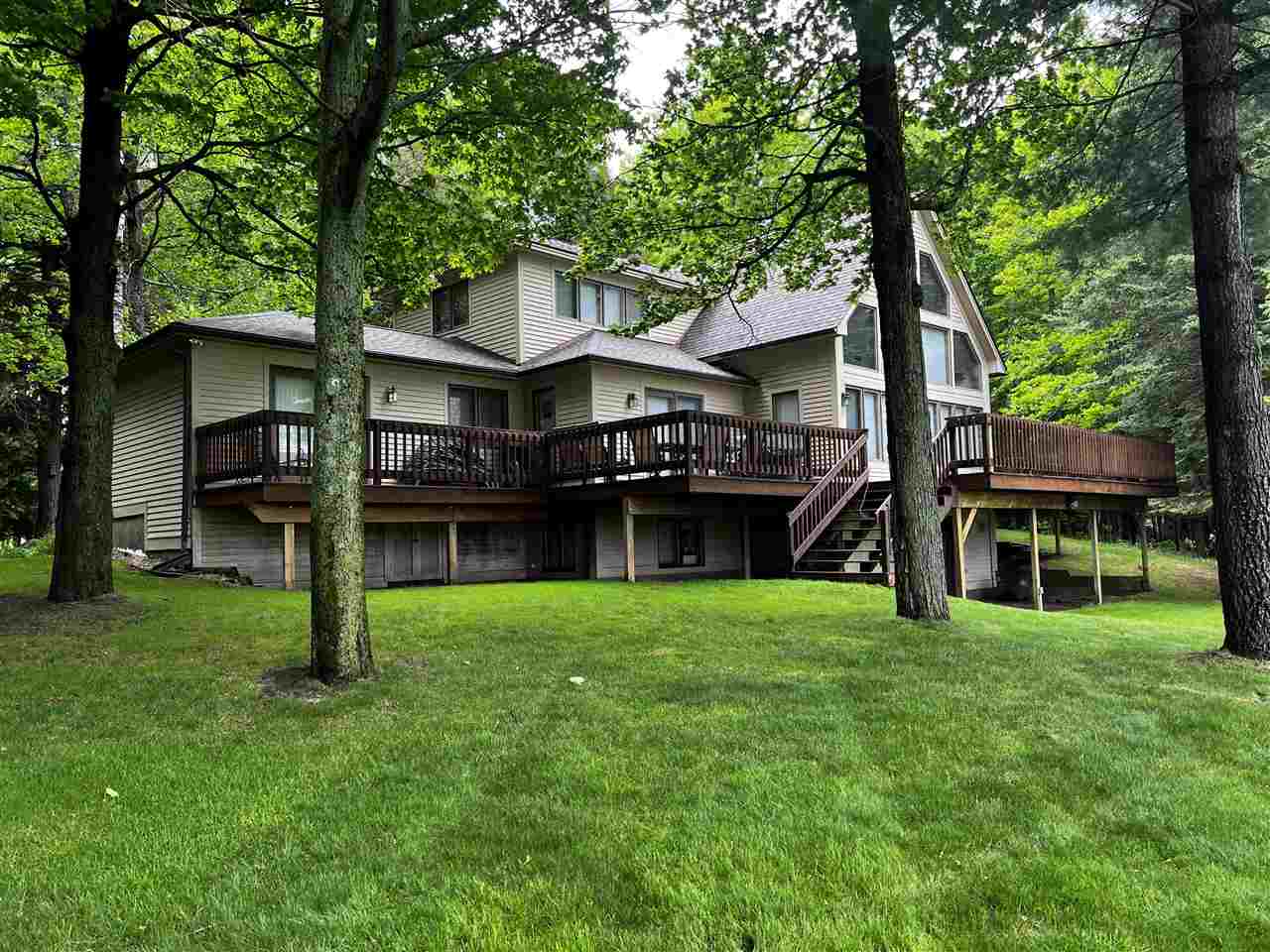 659 E Deer Lake
