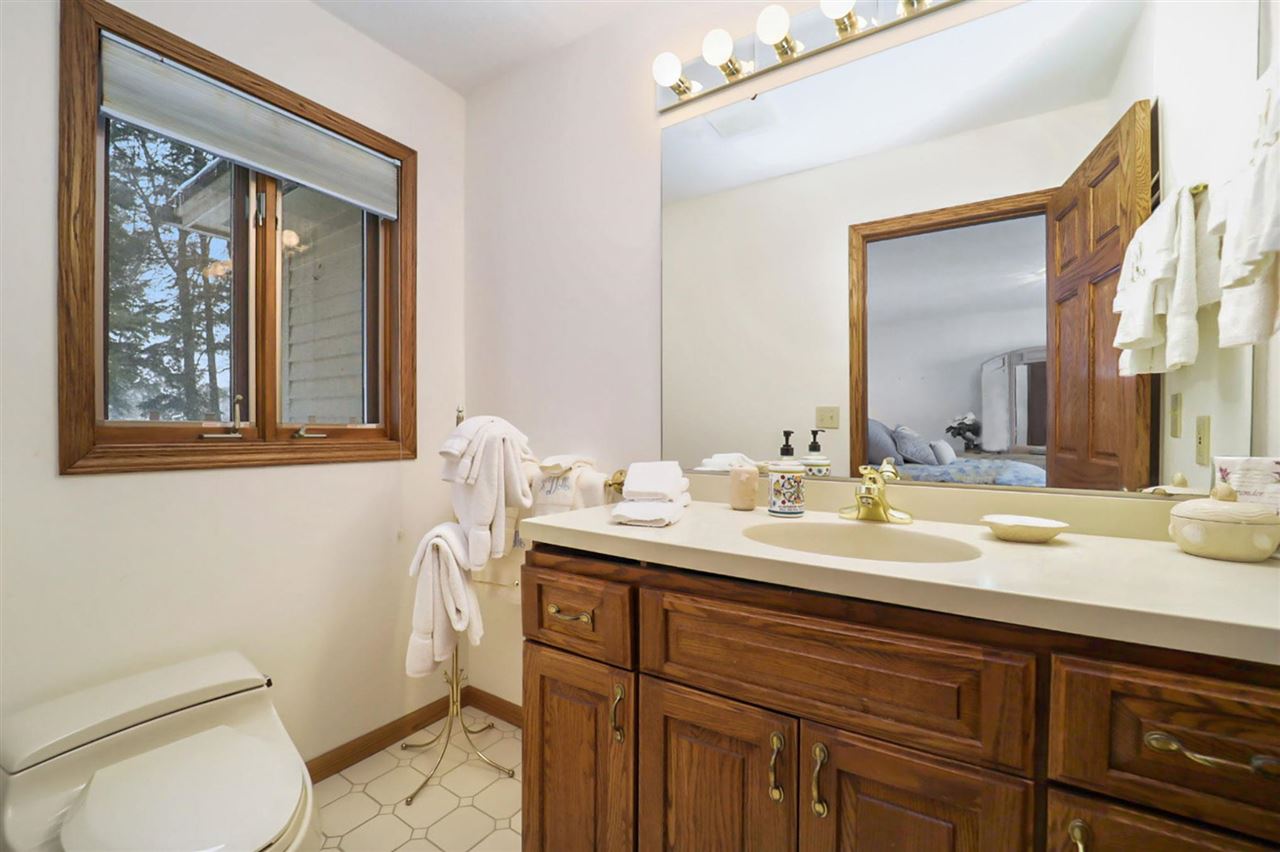 659 E Deer Lake
