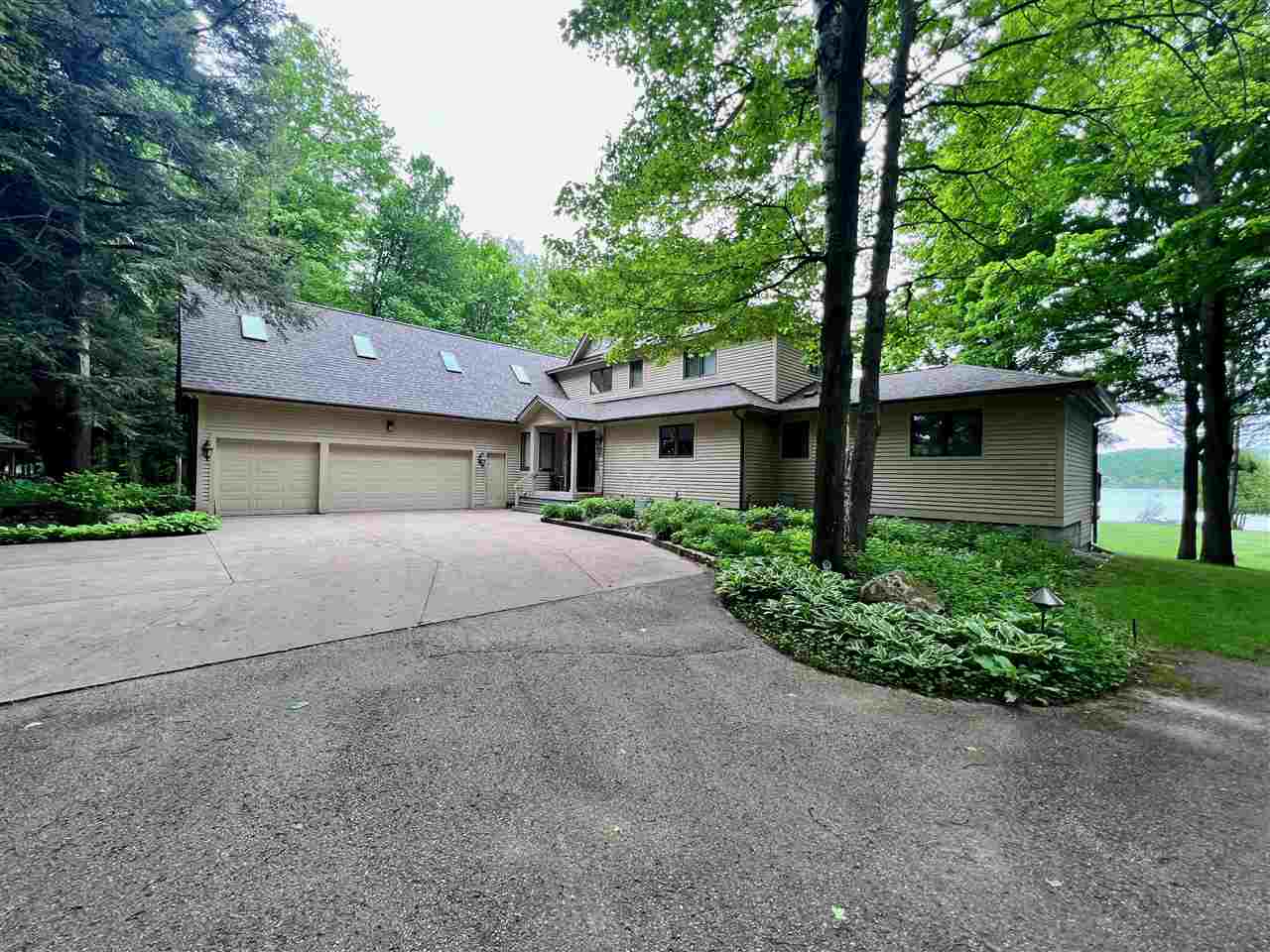 659 E Deer Lake