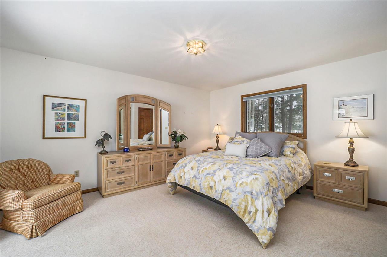 659 E Deer Lake