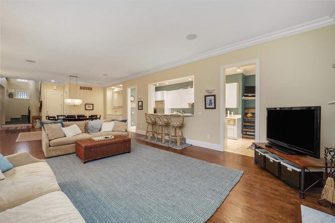 118 W Bay Street