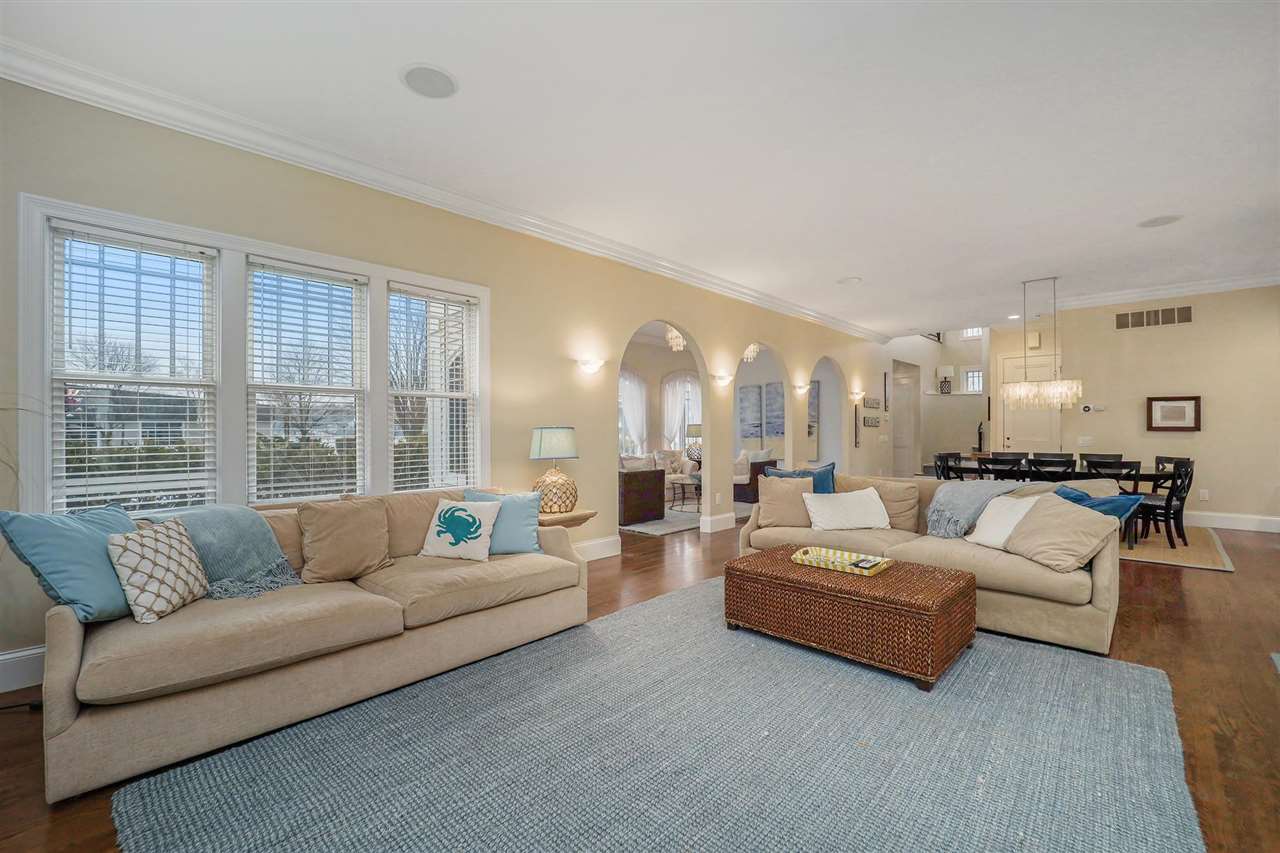 118 W Bay Street
