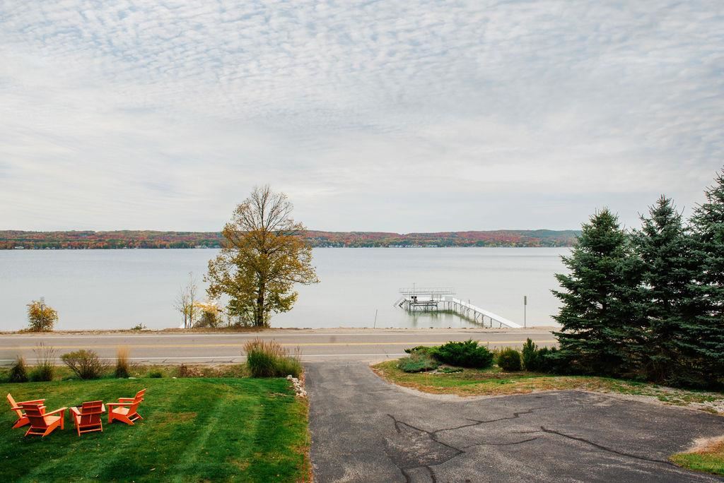 3042 LAKESHORE Road