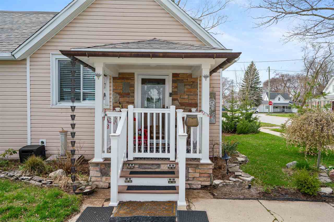 102 E Lincoln