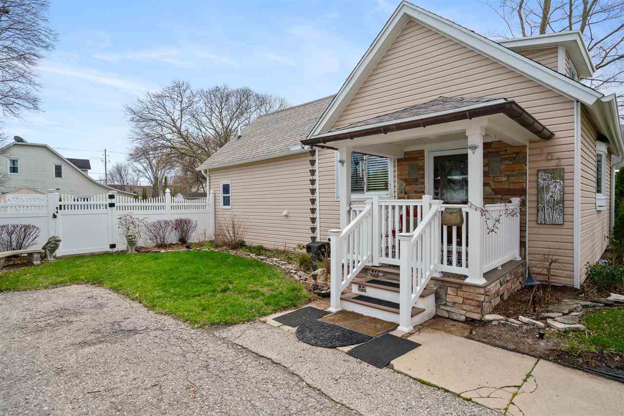 102 E Lincoln