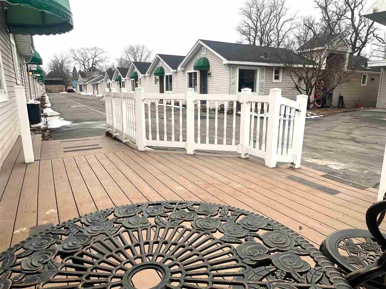327 W Portage